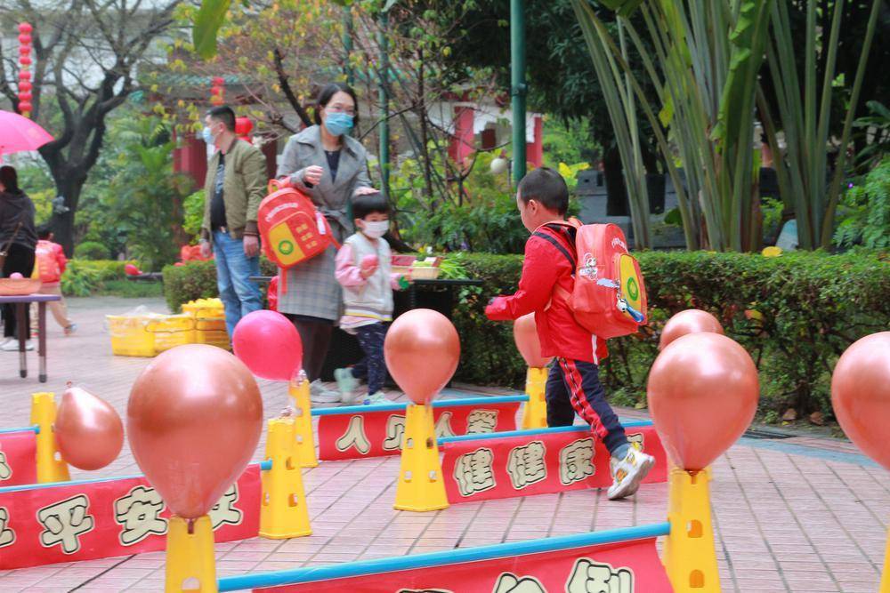 红苹果二版
:广州市二幼：跨过幸福路，接过红苹果！好意头入园仪式感“拉满”
