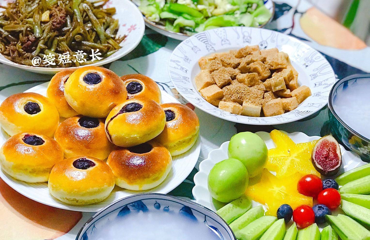 苹果山药饼烤箱版
:北京一家三口的晚餐，主食走红朋友圈，网友：“眼睛饼”看着就香