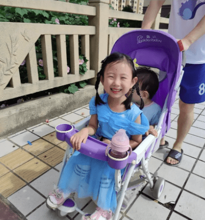急寻！上海4岁女童海滩走失已超24小时，警方：正在全力寻找